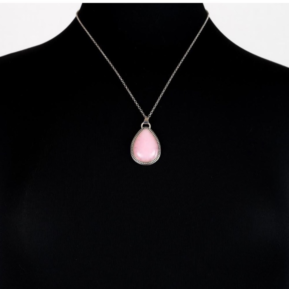 Light pink short  necklace